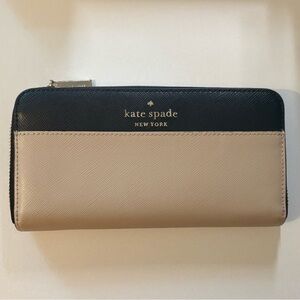 Kate Spade Black & Tan Zip Wallet – Like New.
